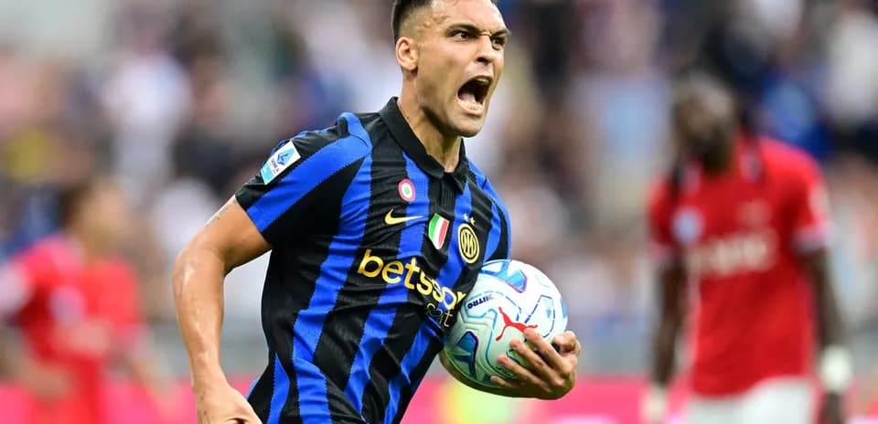Lautaro Martínez celebrando un gol en el partido
