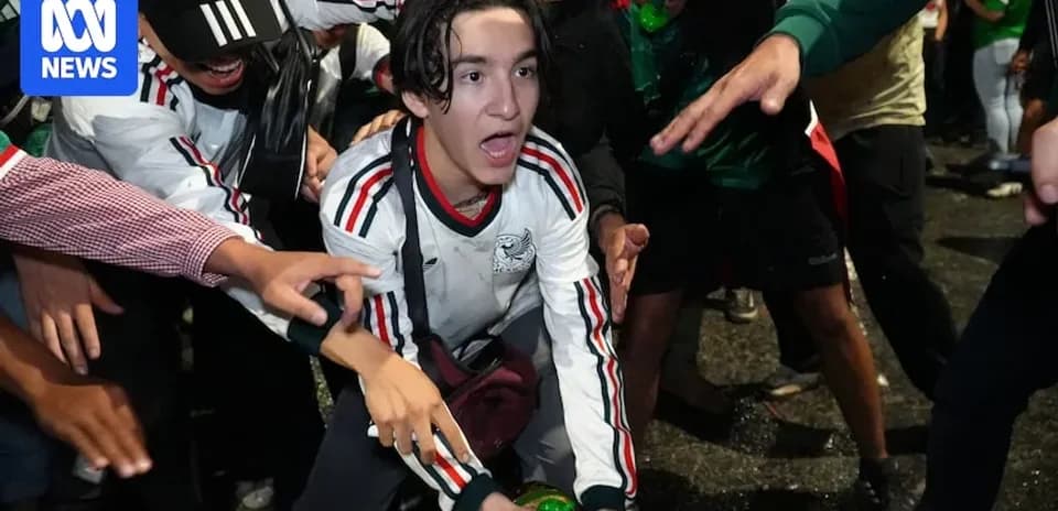 Joven celebrando con hinchas en la calle