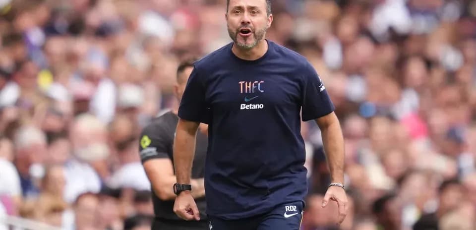 Entrenador dirigiendo a su equipo en el partido