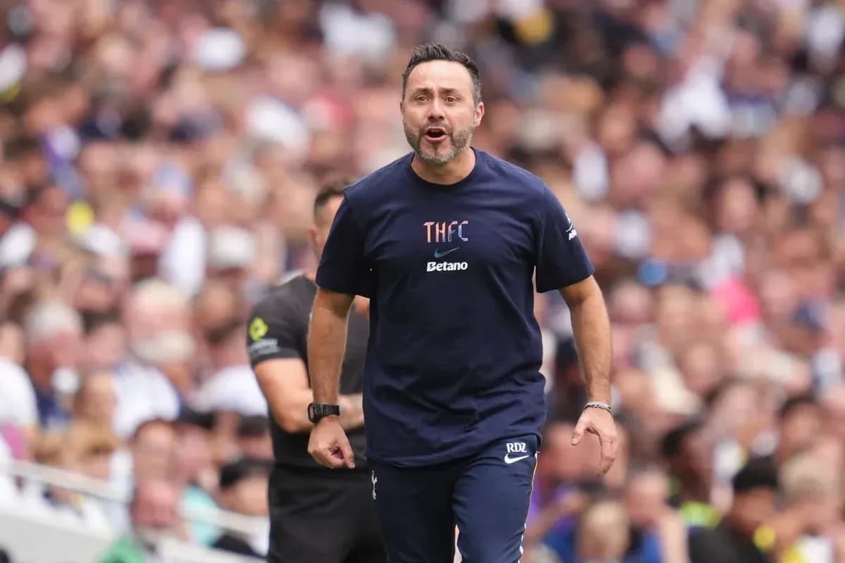 Entrenador dirigiendo a su equipo en el partido