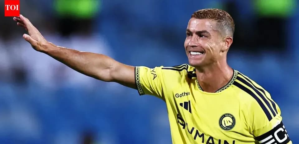 Jugador saludando con camiseta amarilla en el campo