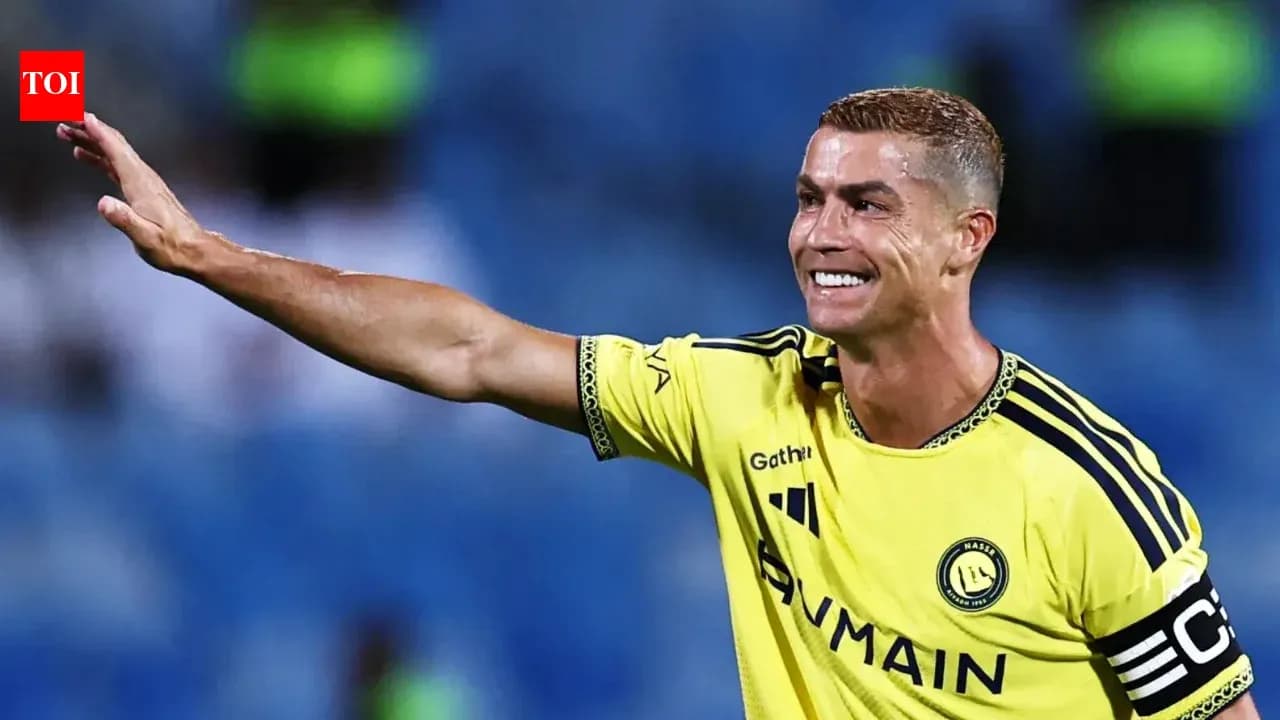 Jugador saludando con camiseta amarilla en el campo
