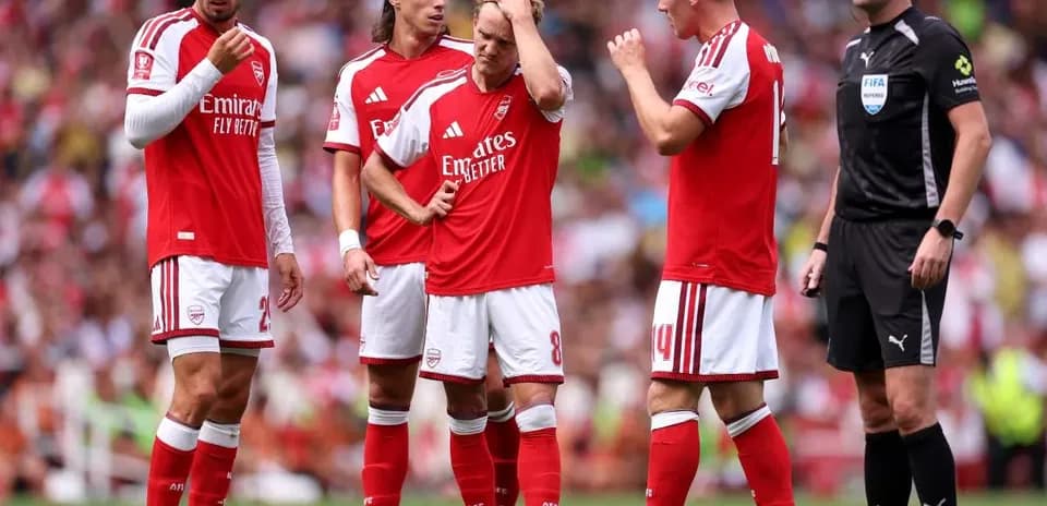 Jugadores del Arsenal conversando antes de un tiro libre
