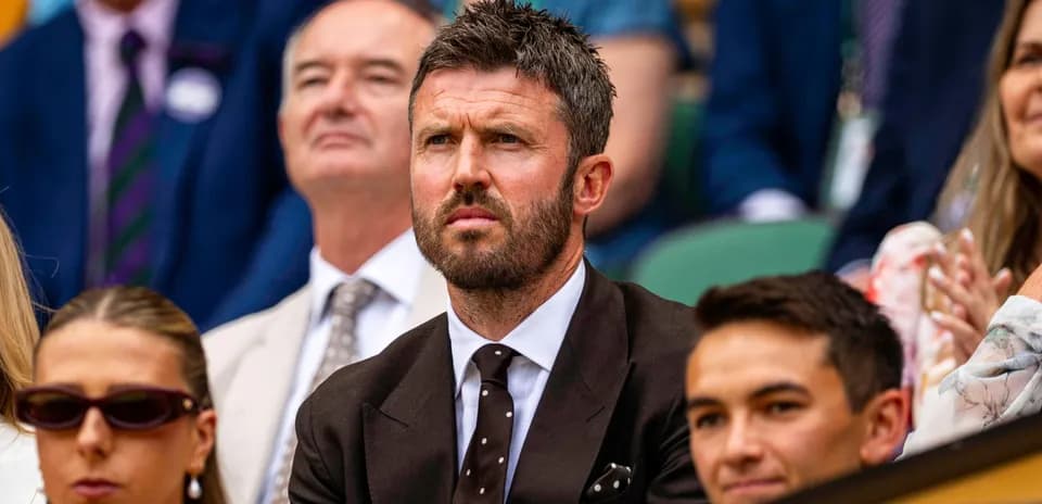 Hombre con traje observando en el público de Wimbledon