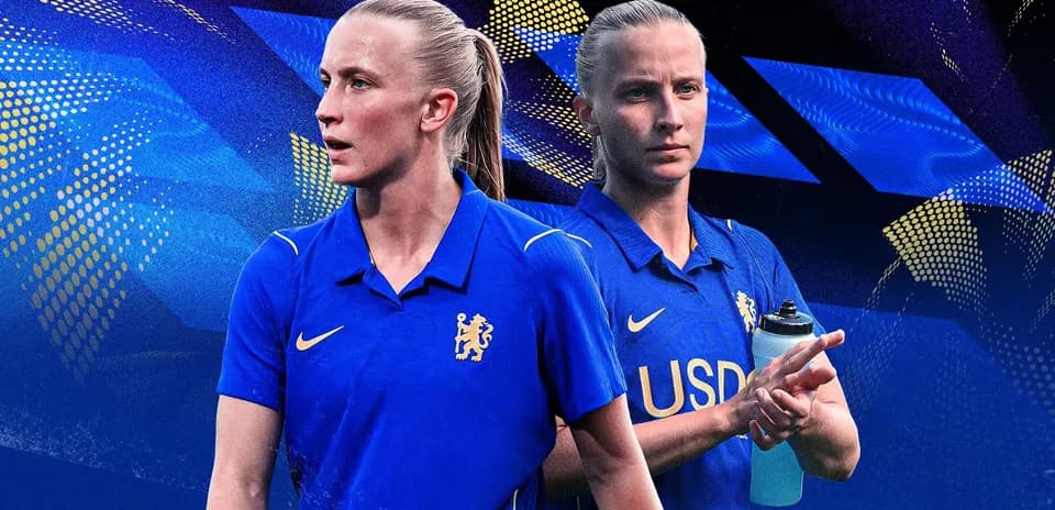 Jugadora del Chelsea en uniforme azul con botella