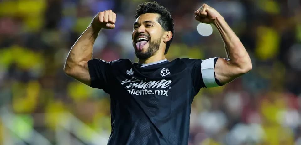 Jugador celebrando durante partido de futbol