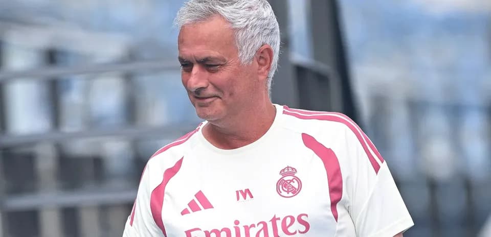 Entrenador de fútbol durante sesión de entrenamiento