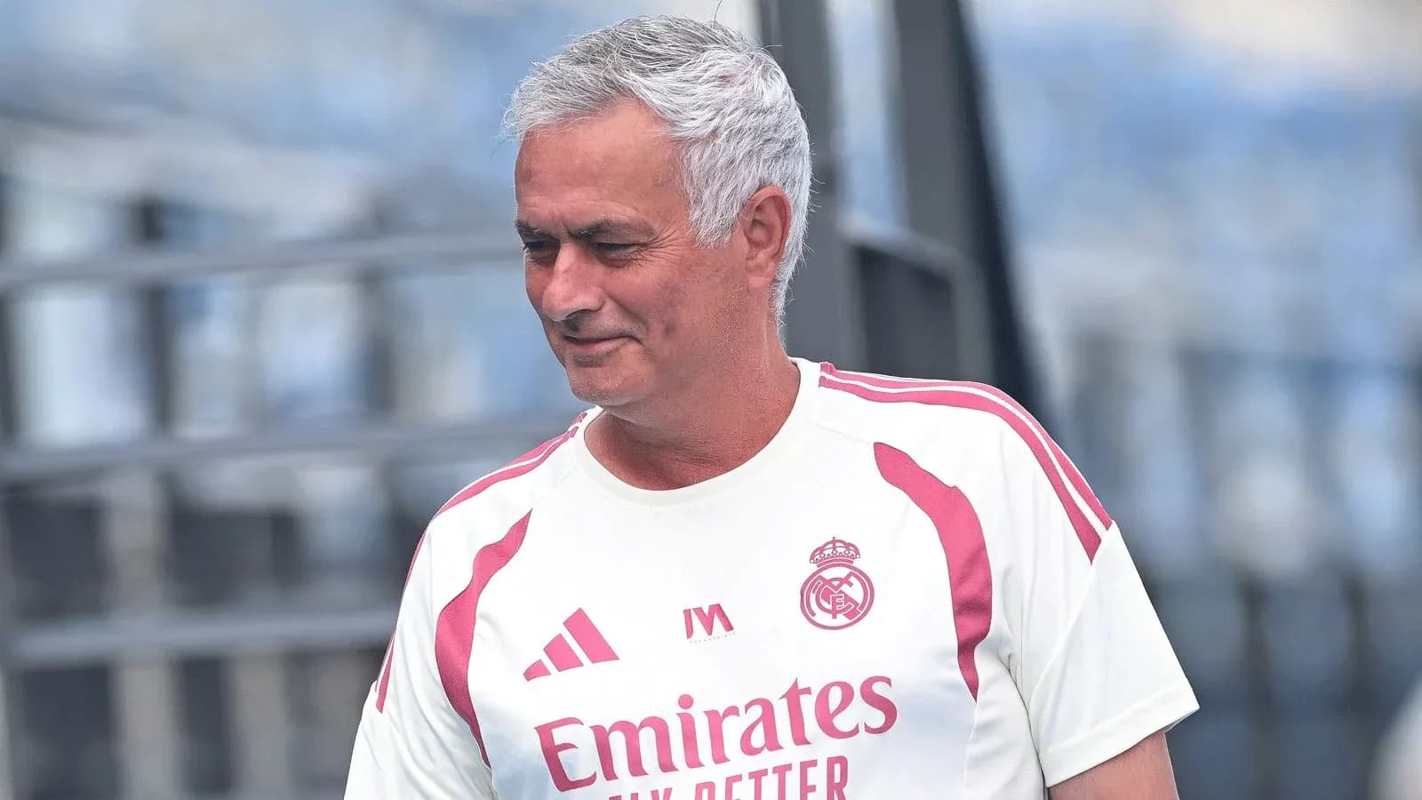 Entrenador de fútbol durante sesión de entrenamiento