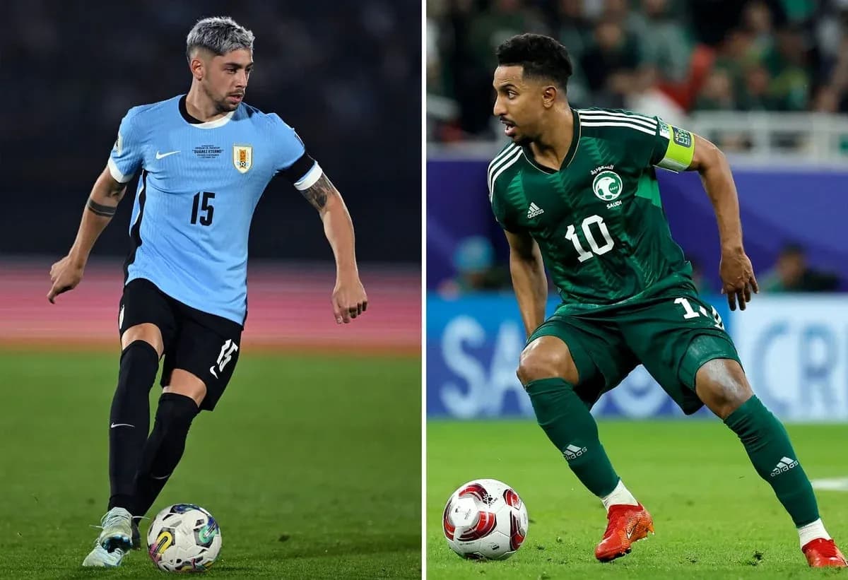 Jugadores de Arabia Saudita y Uruguay en acción
