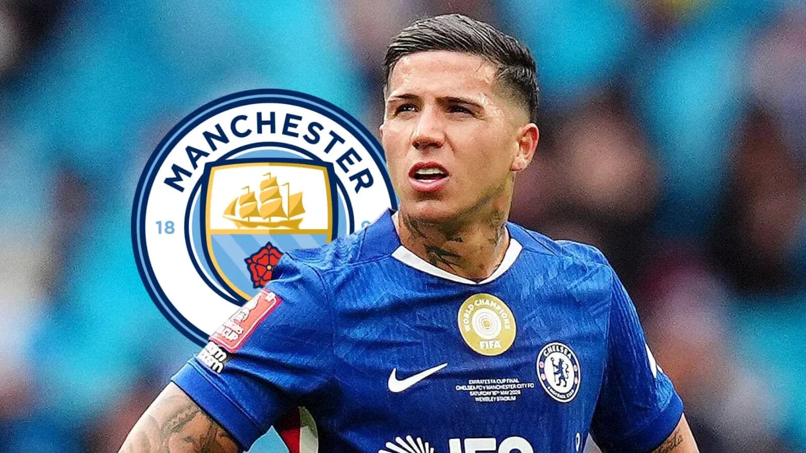 Jugador de Chelsea con logo de Manchester City de fondo