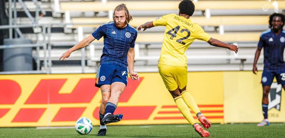 Jugador de Carolina Core pasa el balón