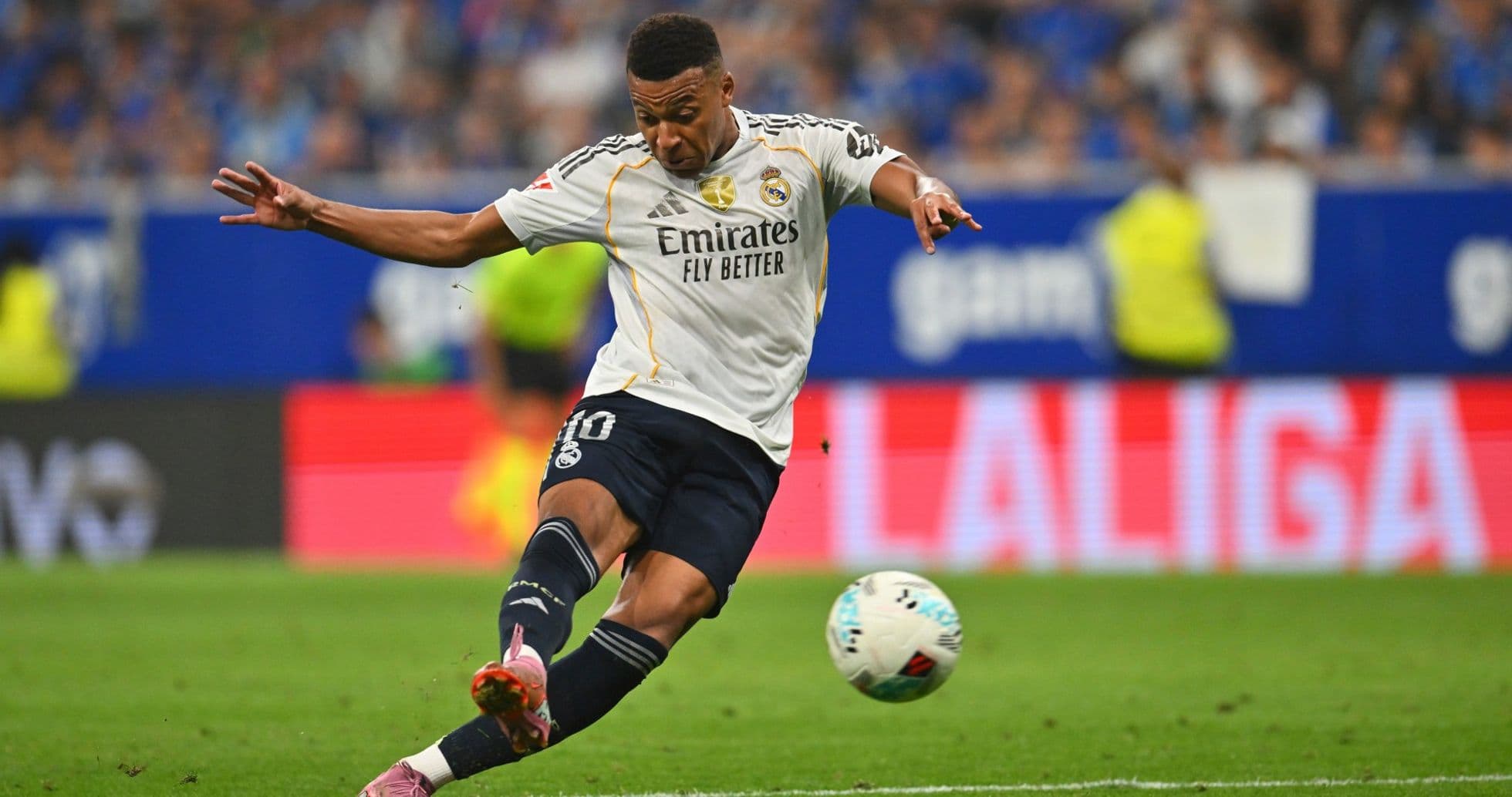 Jugador de Real Madrid disparando al balón