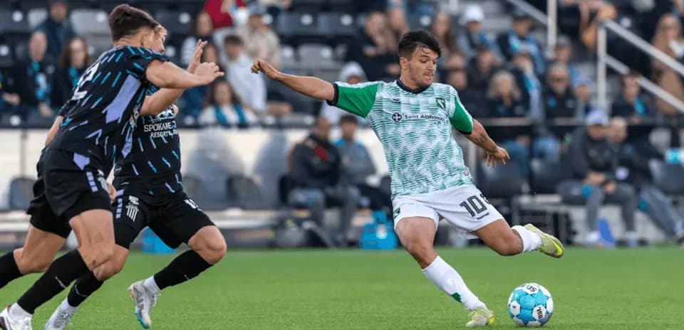 Jugador de Spokane Velocity driblando a oponente
