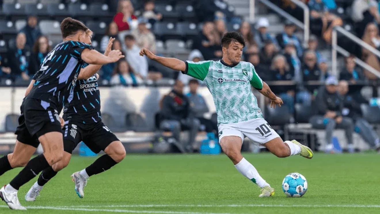 Jugador de Spokane Velocity driblando a oponente