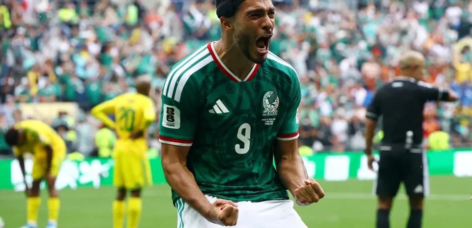 Jugador mexicano celebrando un gol en el Mundial