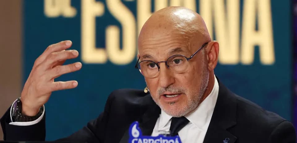 Hombre hablando en una conferencia de prensa