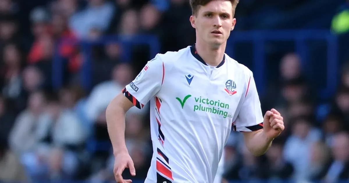 Jugador de Bolton Wanderers corriendo en el campo