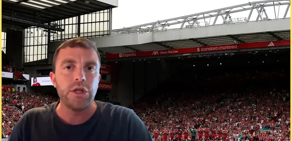 Presentador frente a Anfield con aficionados y jugadores