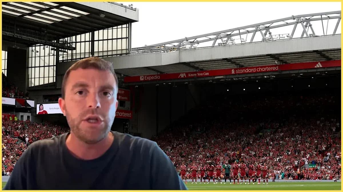 Presentador frente a Anfield con aficionados y jugadores