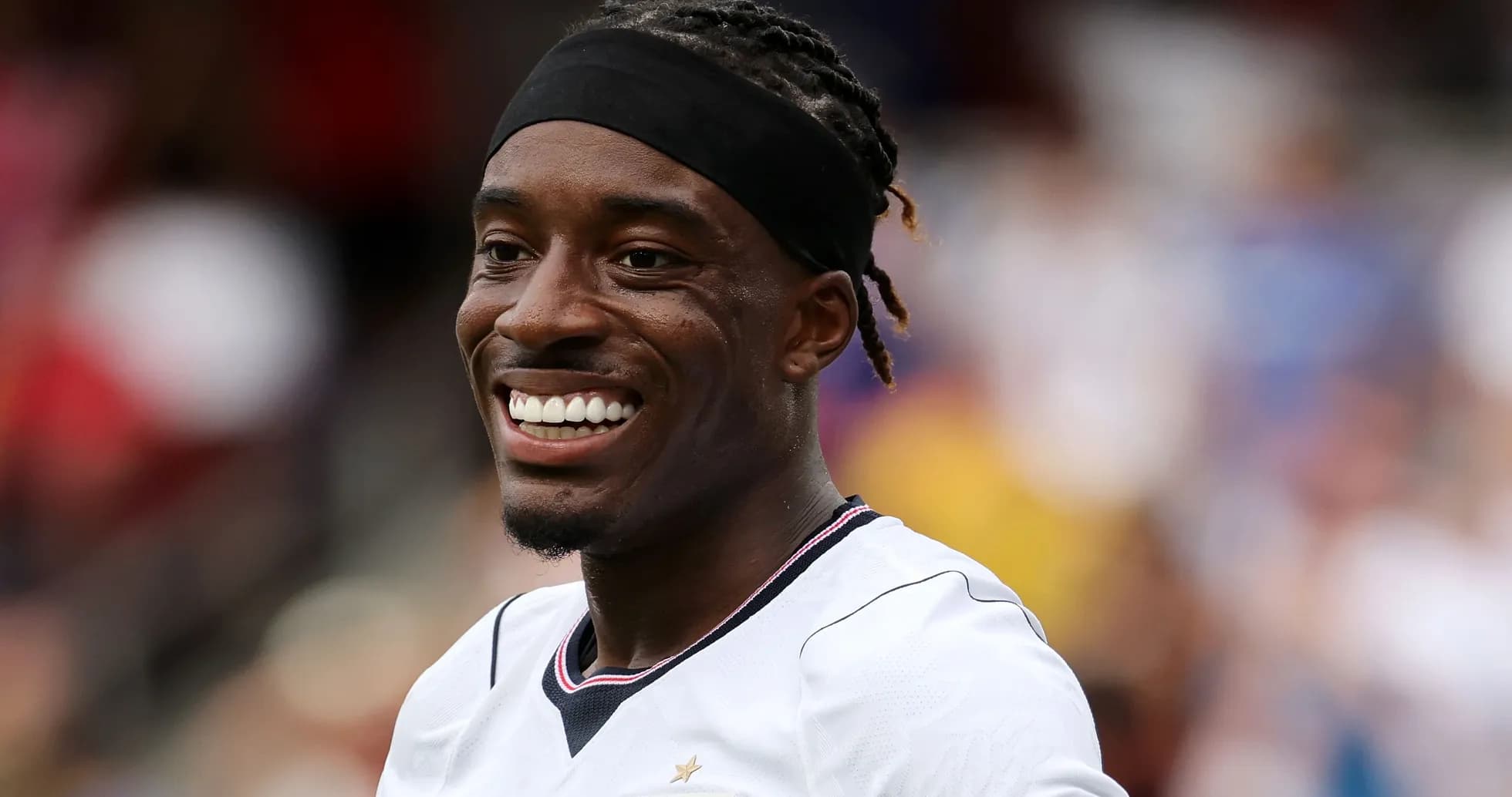 Jugador sonriendo durante un partido de fútbol