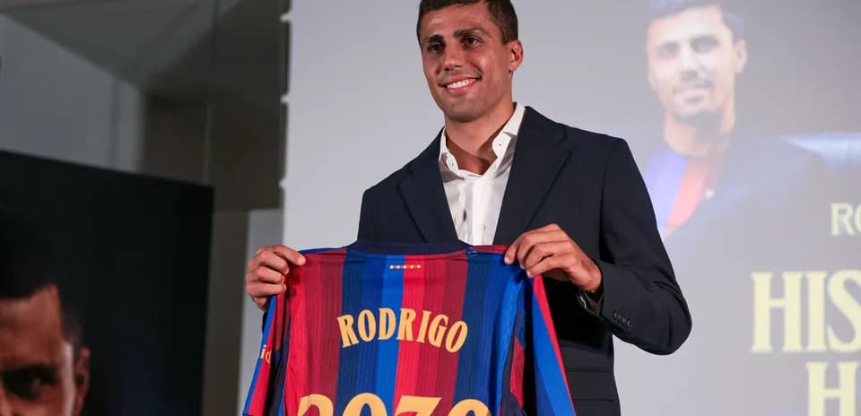 Jugador presenta su camiseta en evento oficial