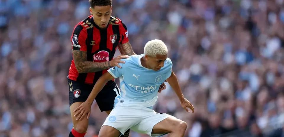 Jugador de Bournemouth sujetando a jugador de Manchester City