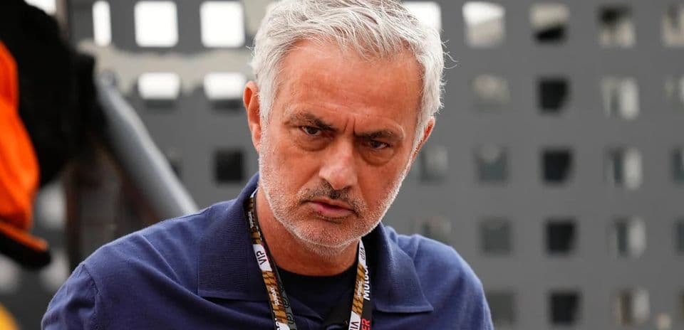 Entrenador en un evento deportivo, mirando hacia adelante