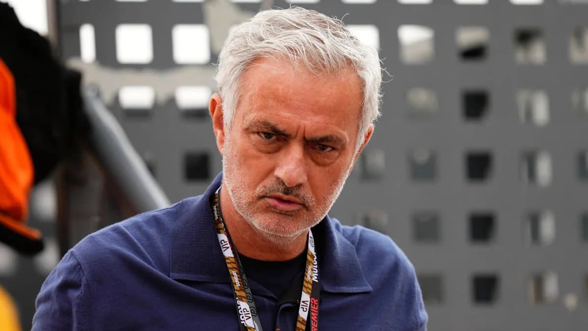 Entrenador en un evento deportivo, mirando hacia adelante