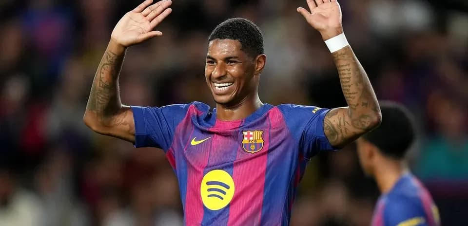 Jugador del Barcelona saludando a la afición