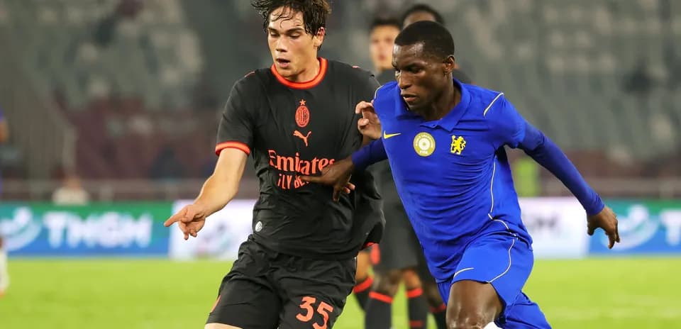 Jugadores de AC Milan y Chelsea luchando por el balón