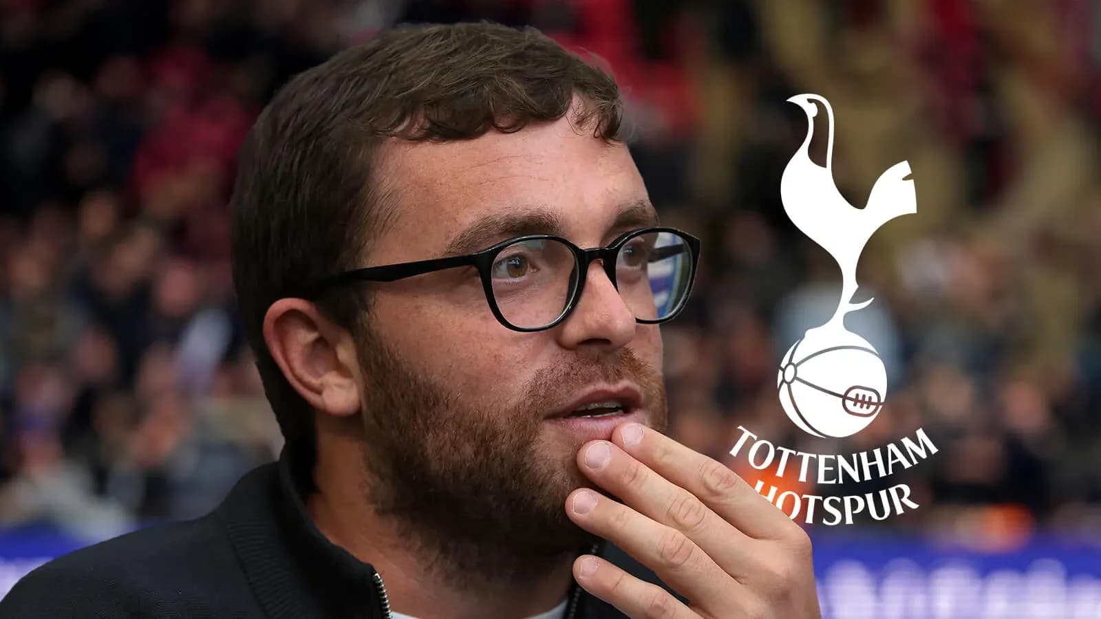Hombre con gafas durante un evento de fútbol