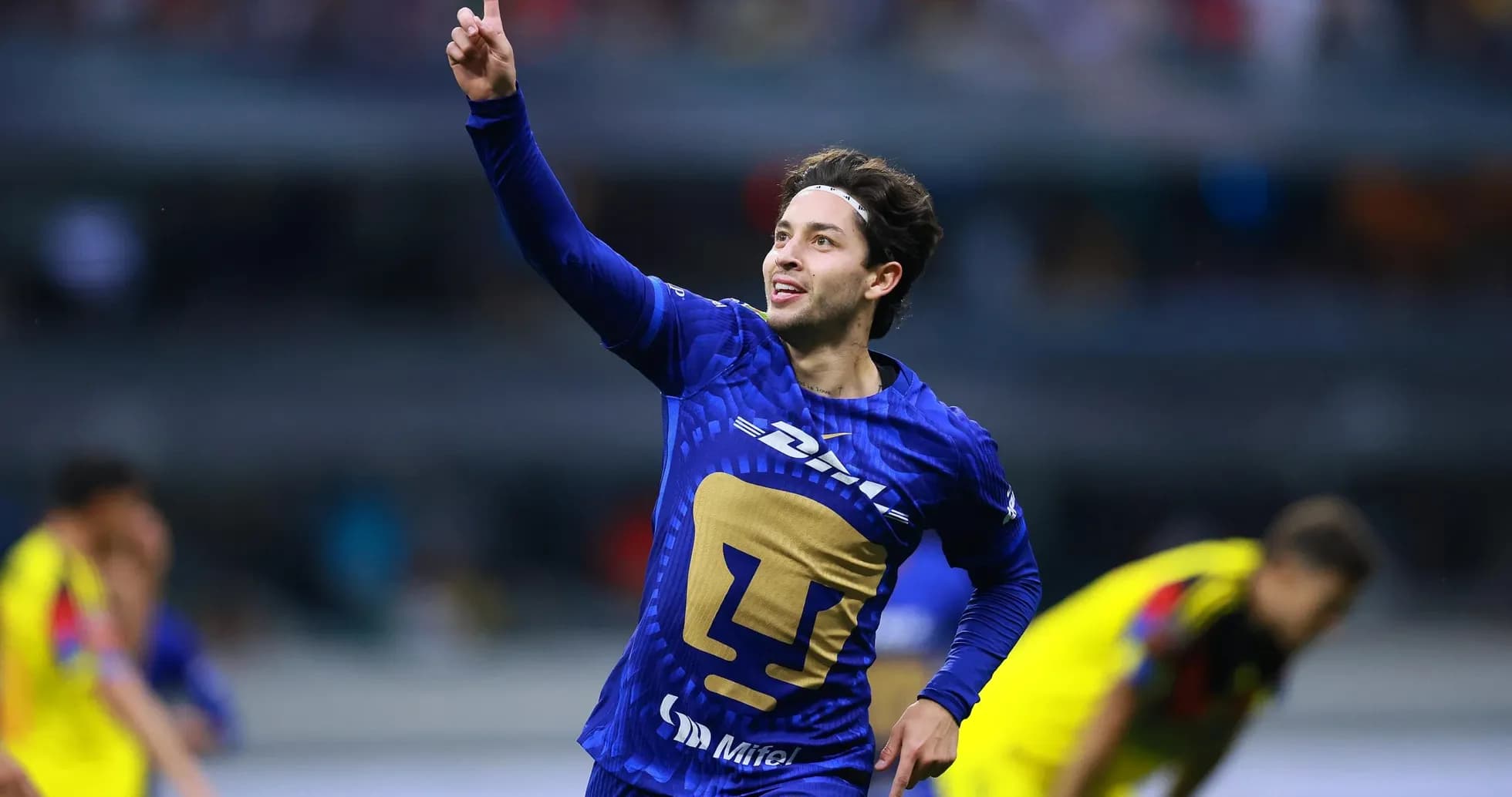 Jugador de Pumas celebra un gol