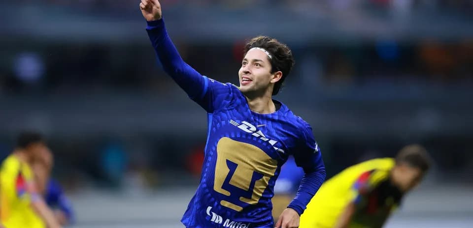 Jugador de Pumas celebra un gol