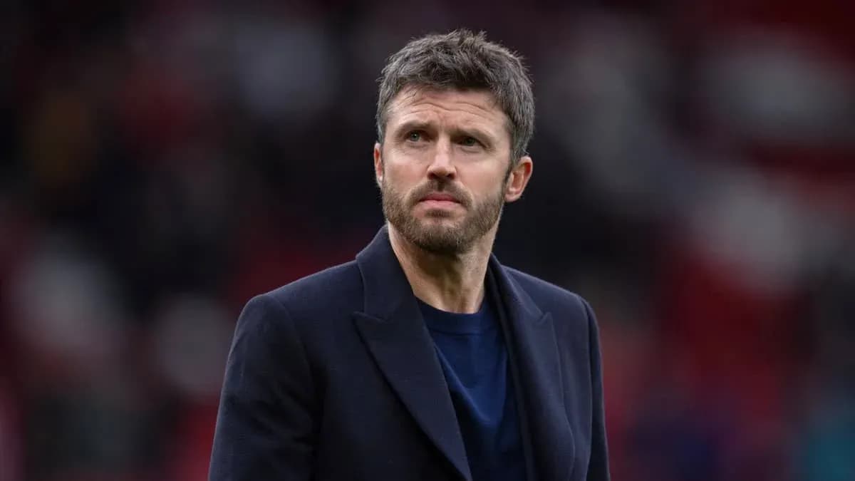 Entrenador observando el partido desde la banda