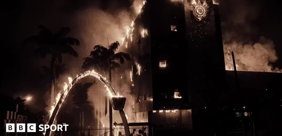 Edificio en llamas con palmeras al frente