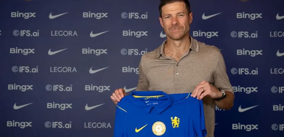 Nuevo entrenador sosteniendo camiseta de Chelsea FC