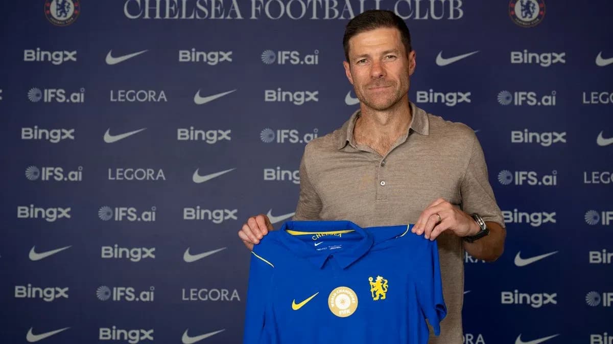 Nuevo entrenador sosteniendo camiseta de Chelsea FC