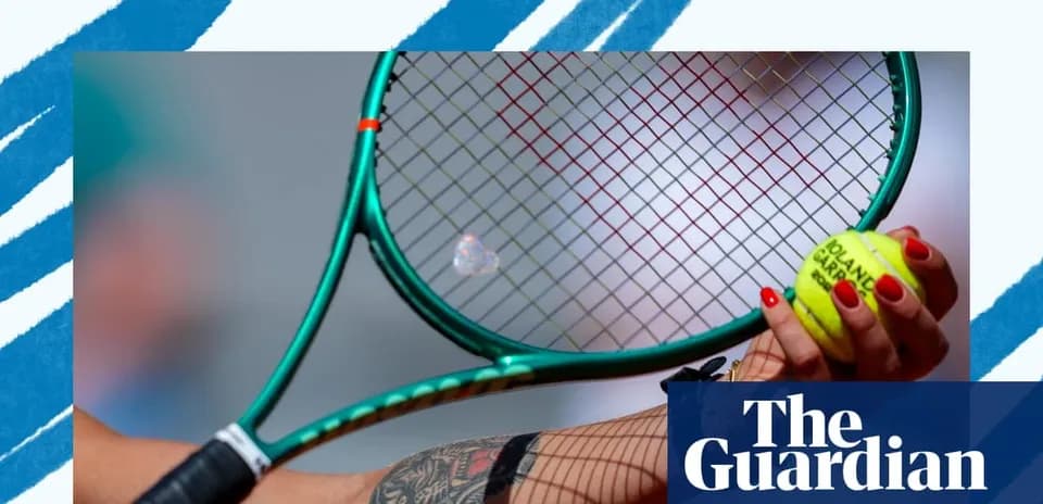 Jugadora sosteniendo una raqueta y una pelota de tenis