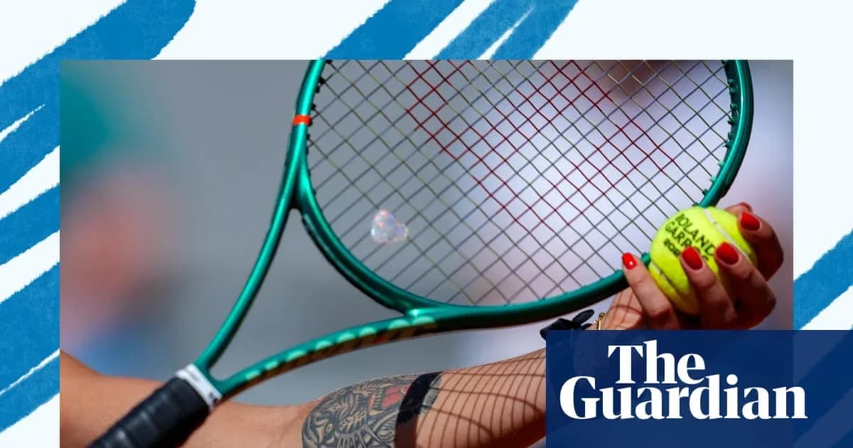 Jugadora sosteniendo una raqueta y una pelota de tenis