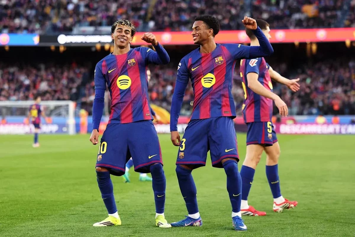 Jugadores del FC Barcelona celebrando en el campo