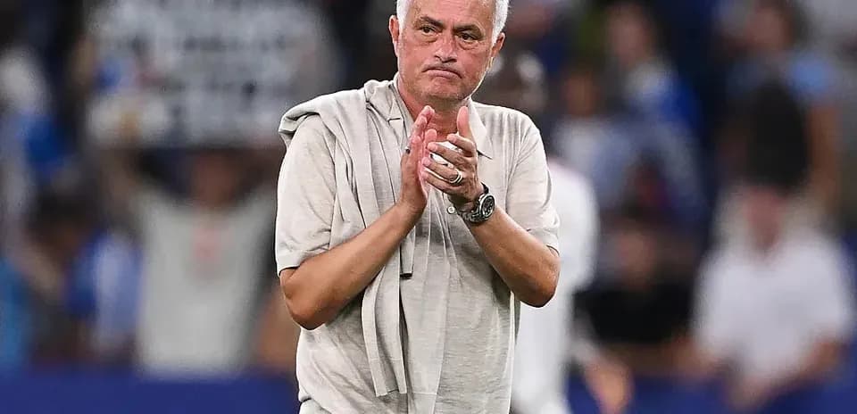 Entrenador aplaudiendo tras el partido en el estadio