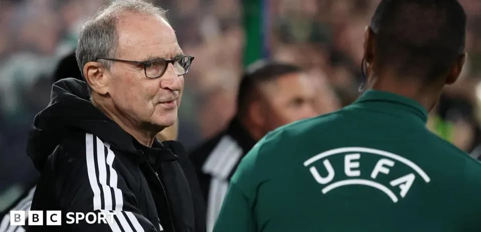 Entrenador conversando con otro miembro del equipo
