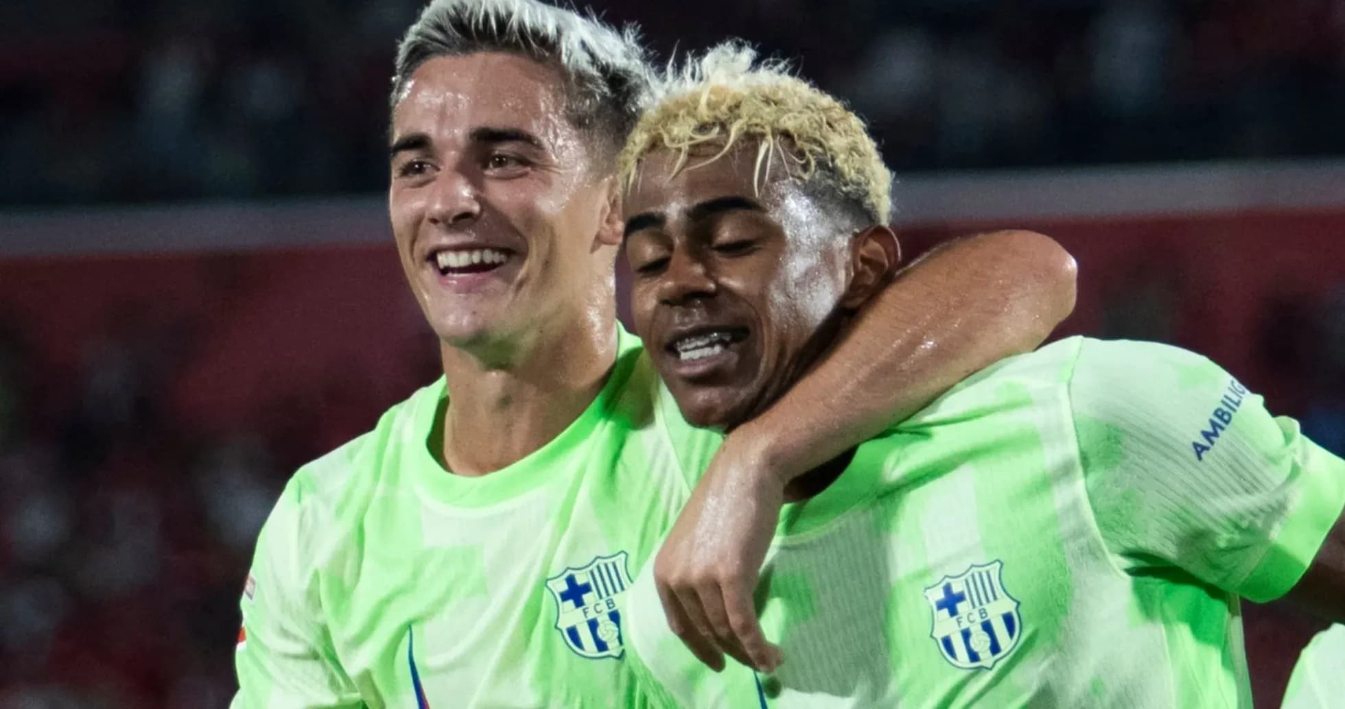 Jugadores abrazándose tras un gol durante el partido