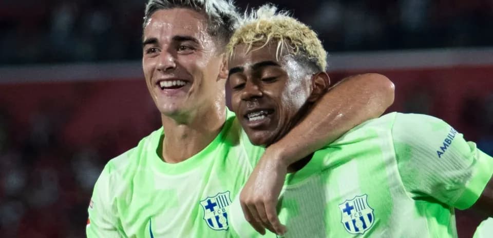 Jugadores abrazándose tras un gol durante el partido
