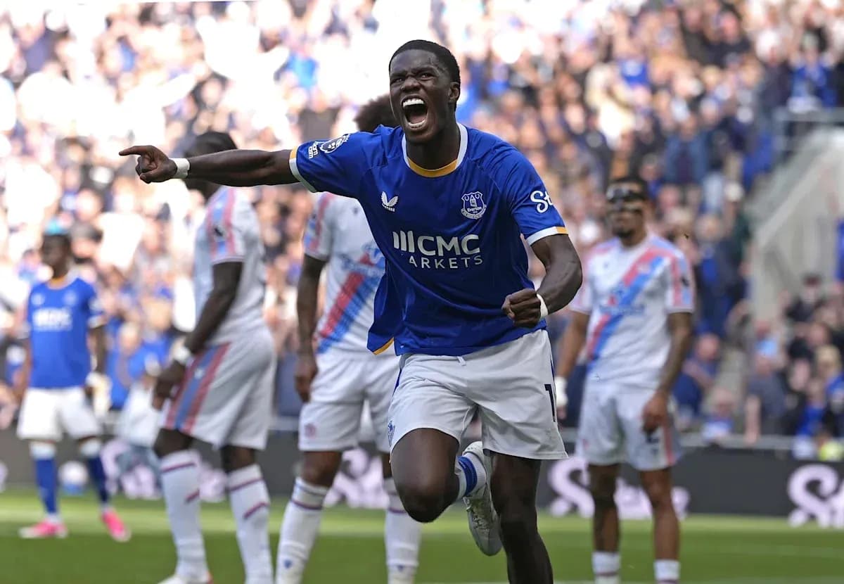 Jugador de Everton celebrando un gol en el partido