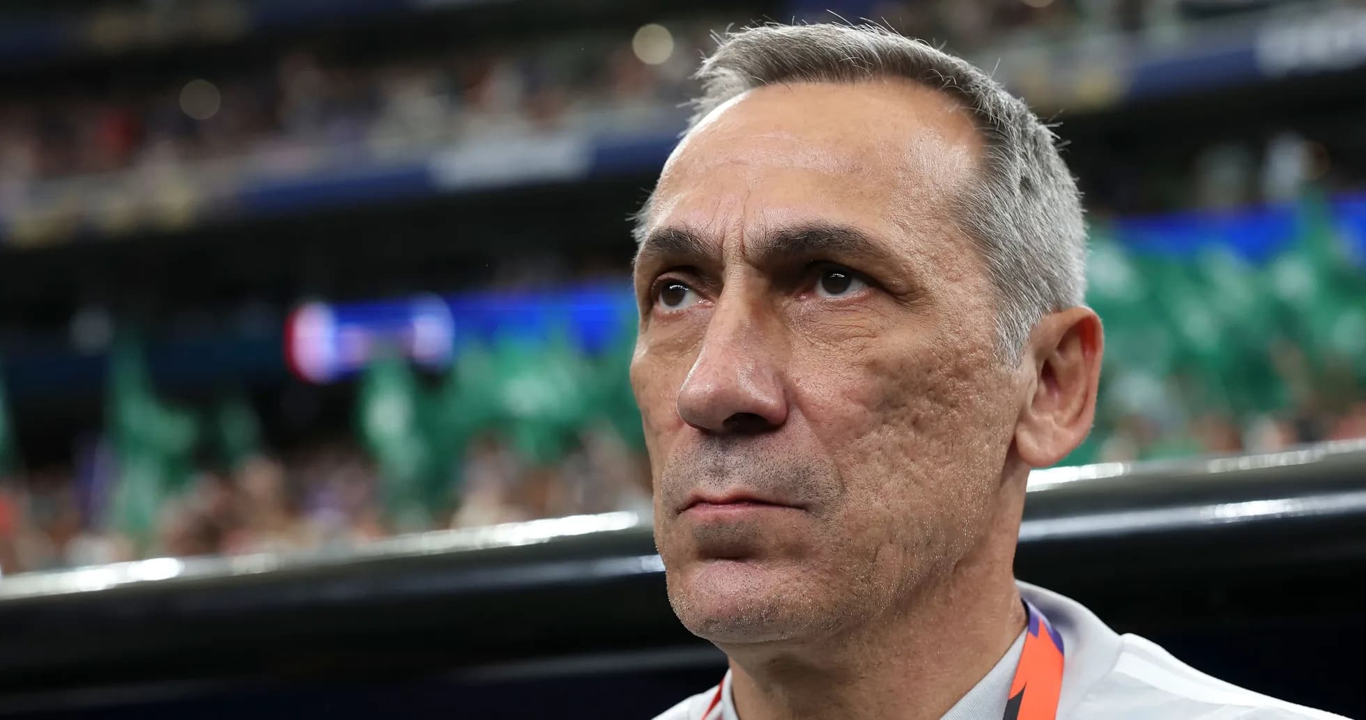 Entrenador observando el partido desde la banca