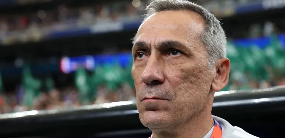 Entrenador observando el partido desde la banca