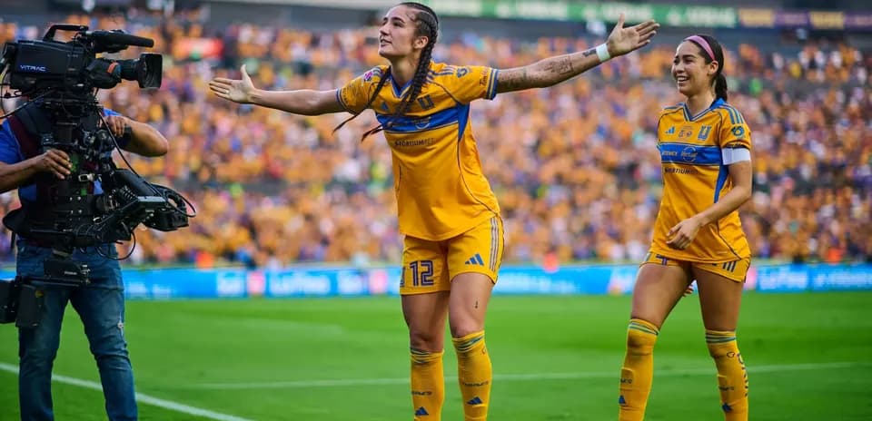 Jugadora de Tigres celebra un gol en el partido