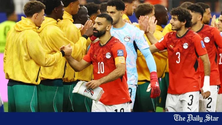 Jugadores de Egipto saludando a su equipo rival