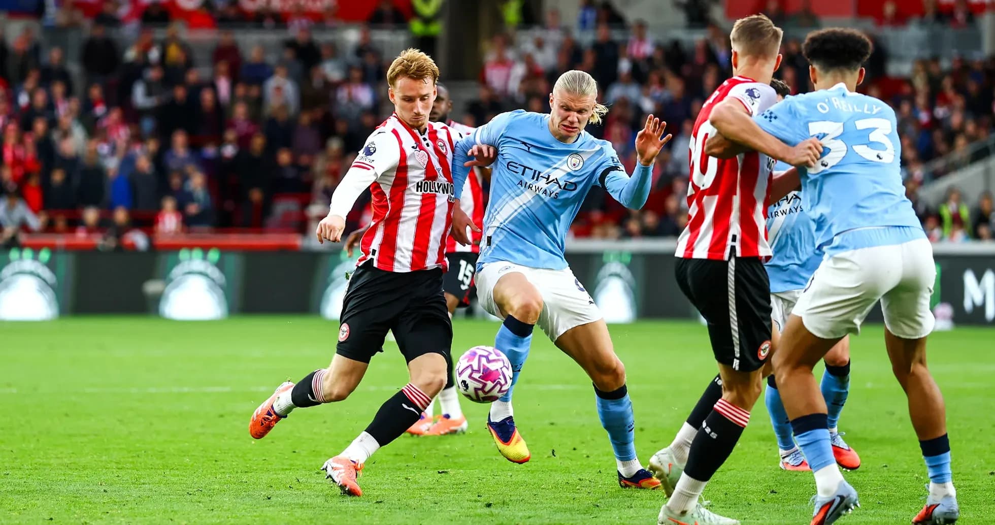 Acción de juego entre Manchester City y Brentford